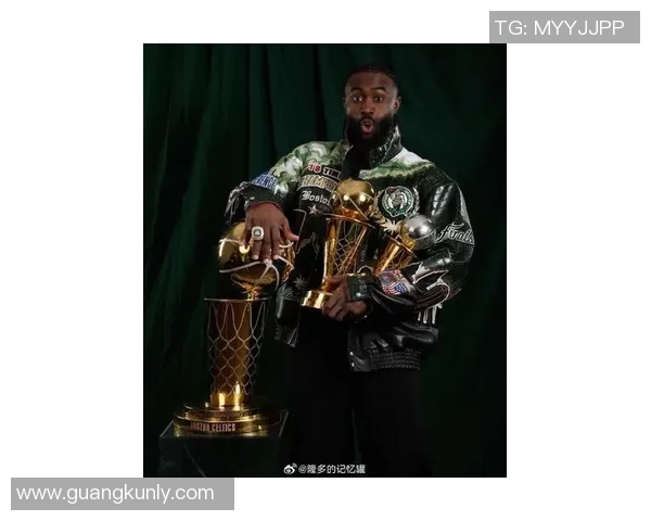 杰伦布朗如何在NBA赛场上展现领导力与全能才华